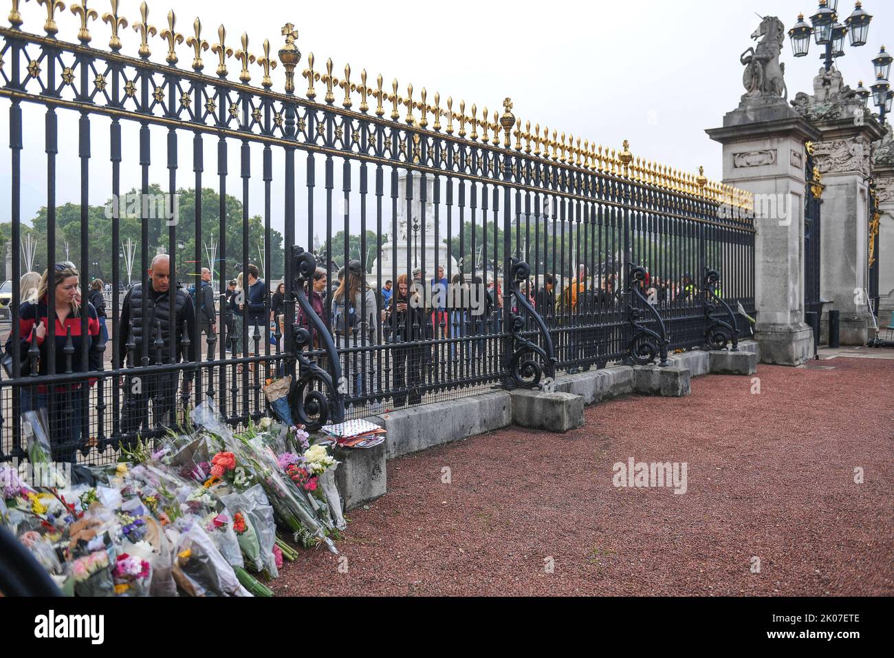 Floral tribute at Buckingham Palace Day 2 Queens passing at Buckingham