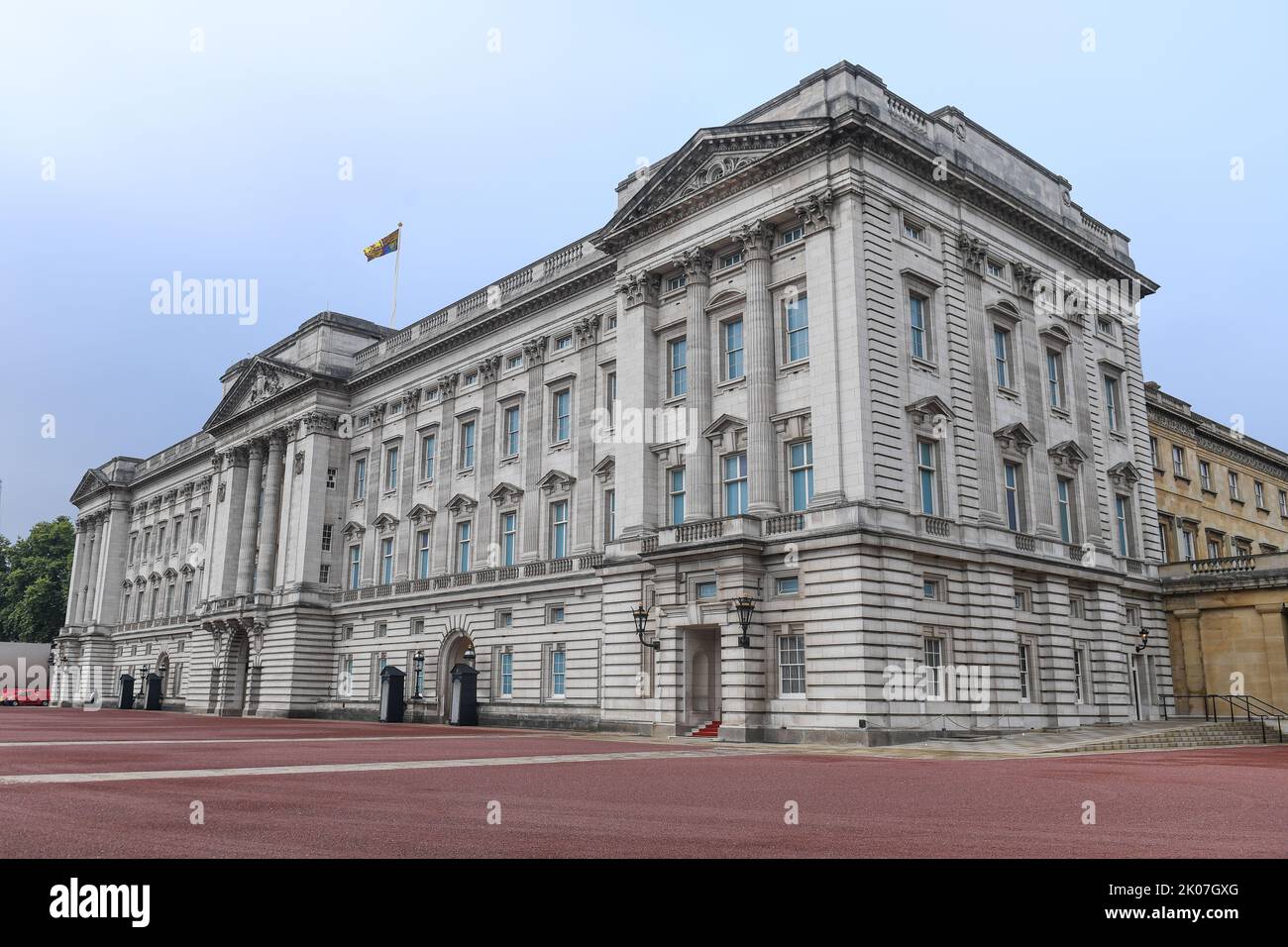 Buckingham Palace Day 2 Queens death at Buckingham Palace, London, United Kingdom. 10th Sep, 2022. (Photo by Mike Jones/News Images) in London, United Kingdom on 9/10/2022. (Photo by Mike Jones/News Images/Sipa USA) Credit: Sipa USA/Alamy Live News Stock Photo