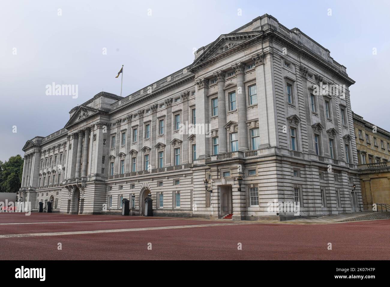 Buckingham Palace Day 2 Queens death at Buckingham Palace, London, United Kingdom, 10th September 2022  (Photo by Mike Jones/News Images) Stock Photo