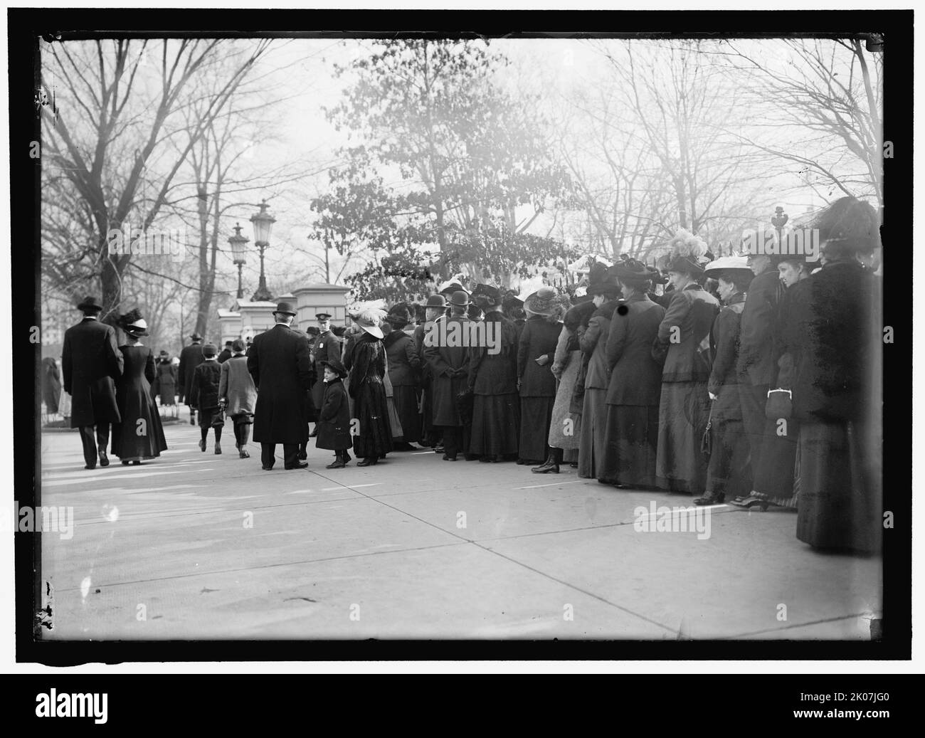 Group of people in line at White House gate, Washington, D.C., between 1910 and 1917. Stock Photo