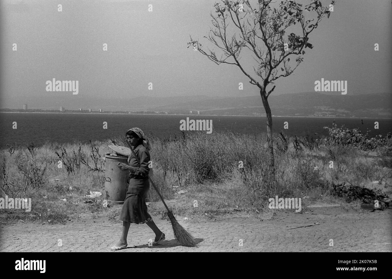 Bulgaria, Nessebar, 23. 08. 1986, woman with dustbin tree on the beach at the Black Sea in Nessebar Stock Photo