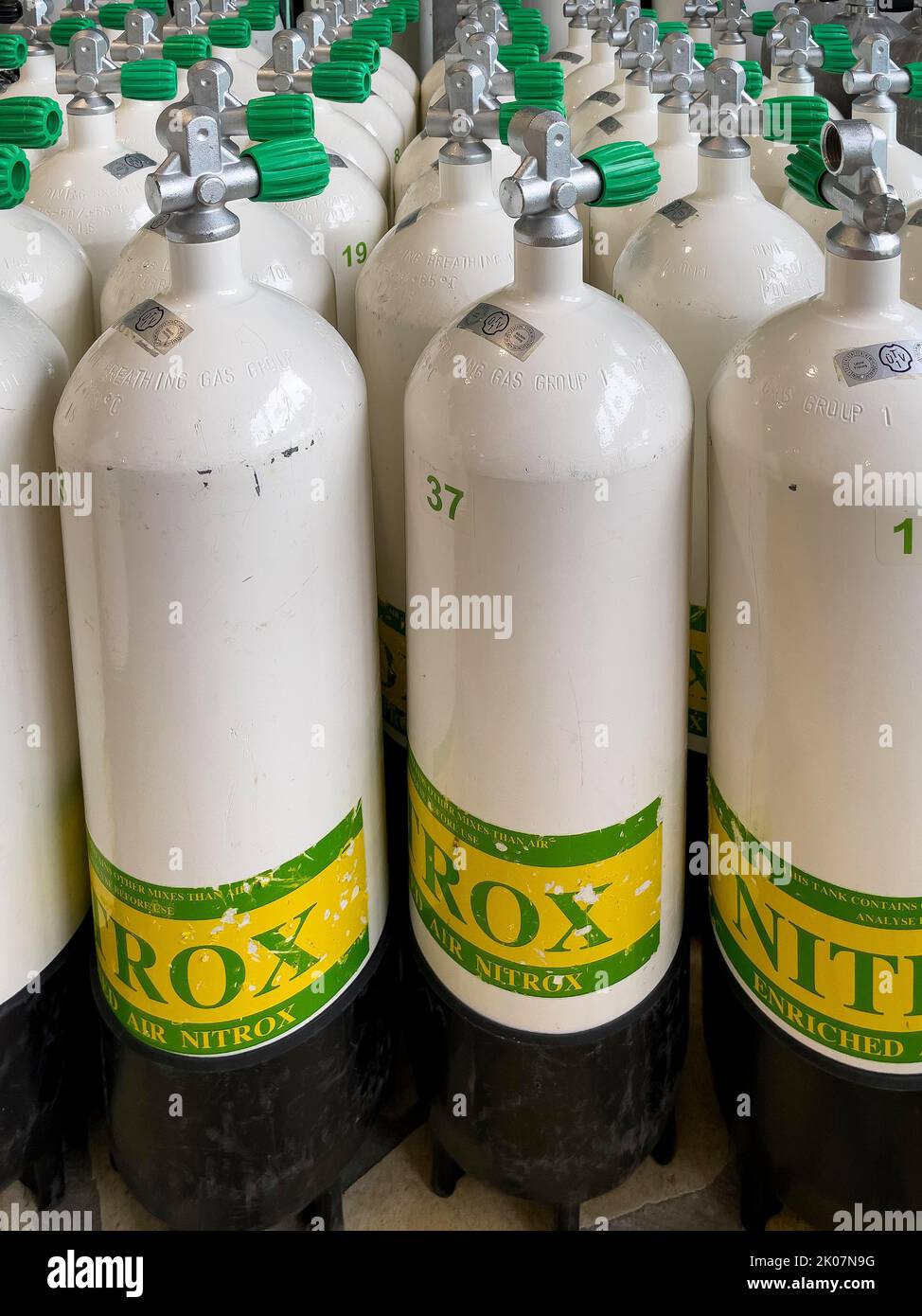 Diving cylinders tested by TUeV Diving equipment Gas cylinders Pressure