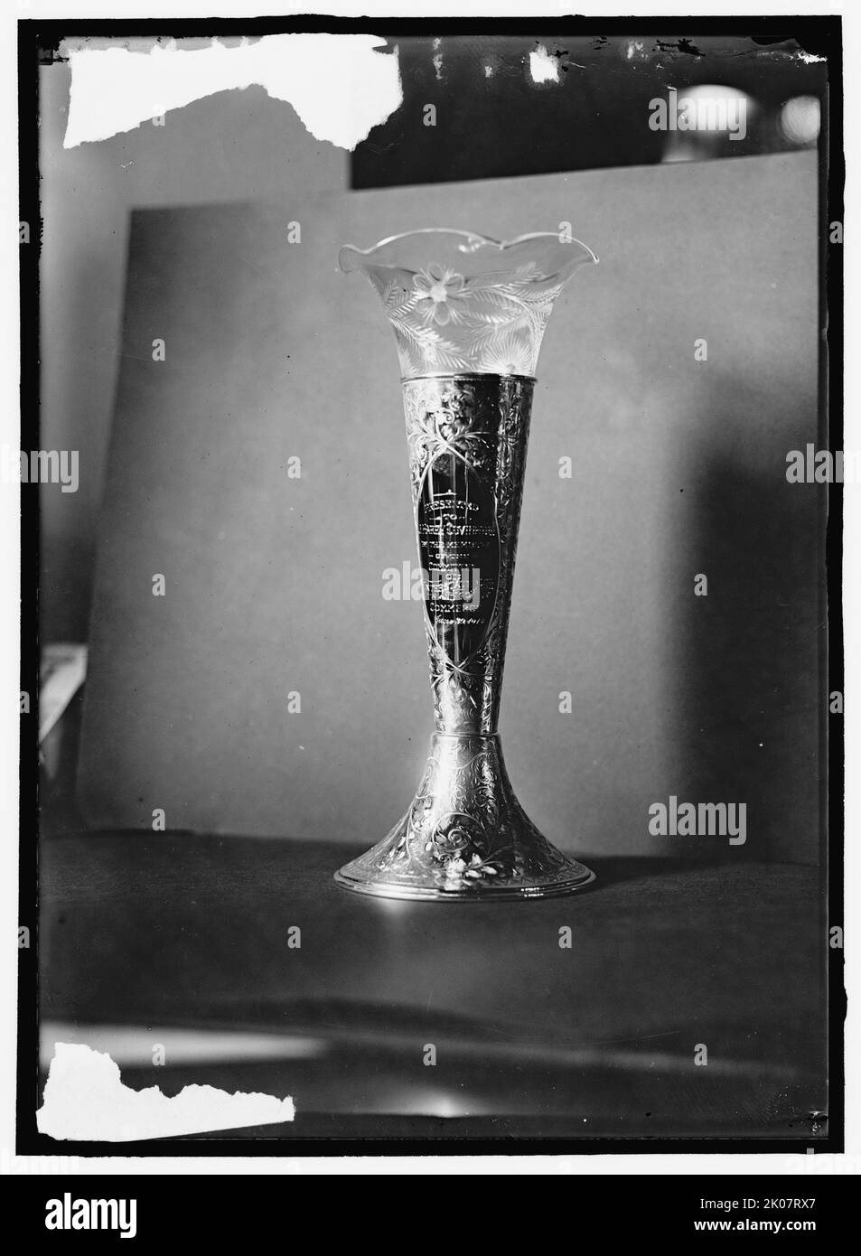 Cup or Vase &quot;Presented to J. Harry Covington by the members of the Committee of Interstate and Foreign Commerce, June 30, 1914&quot;. American politician James Harry Covington served as Chief Justice of the Supreme Court of the District of Columbia, and founded the law firm of Covington &amp; Burling. Stock Photo