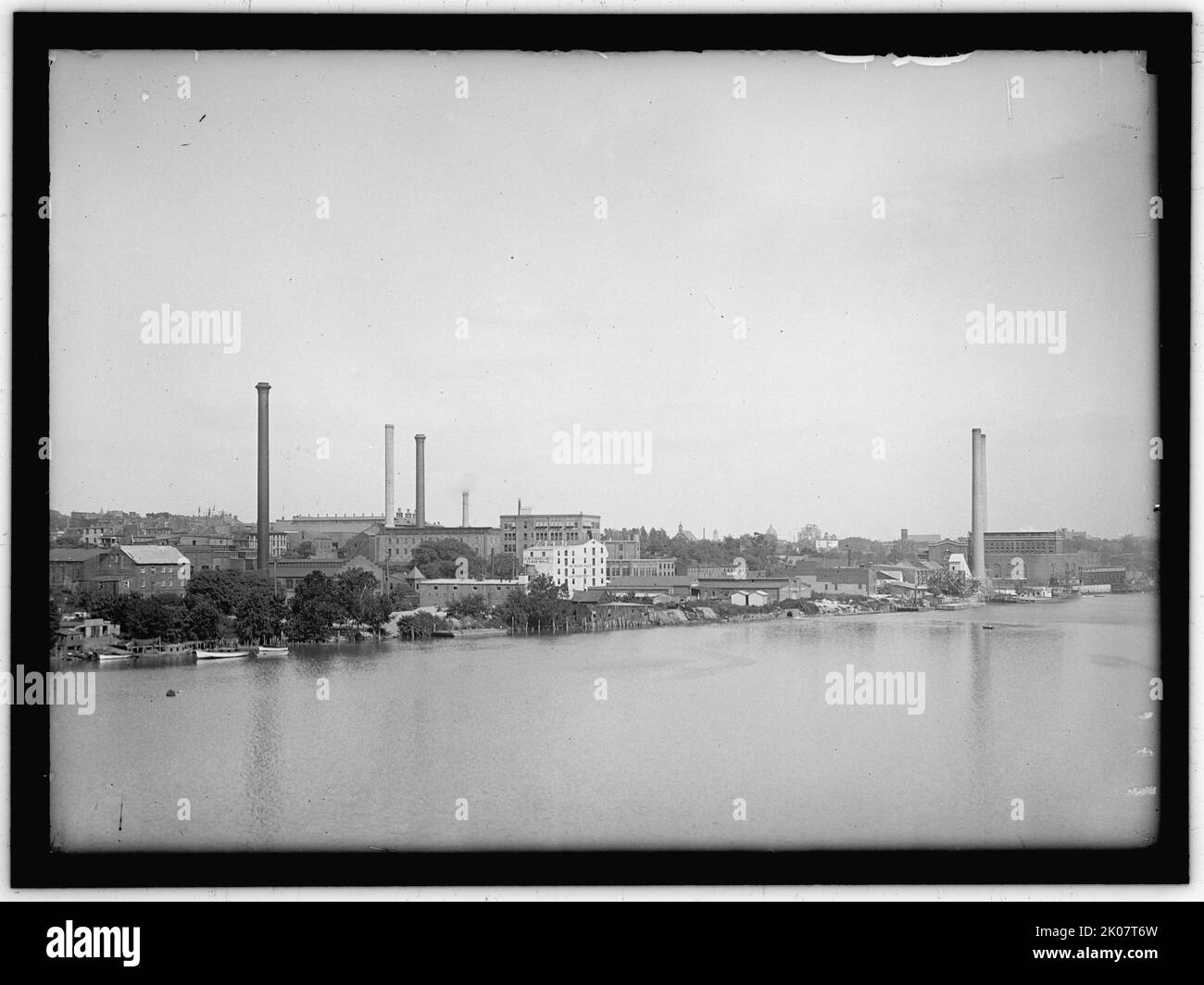 Georgetown waterfront, Washington, D.C., between 1913 and 1917. G.W. Cissel Co Flour Mills, Arlington Mills. Stock Photo