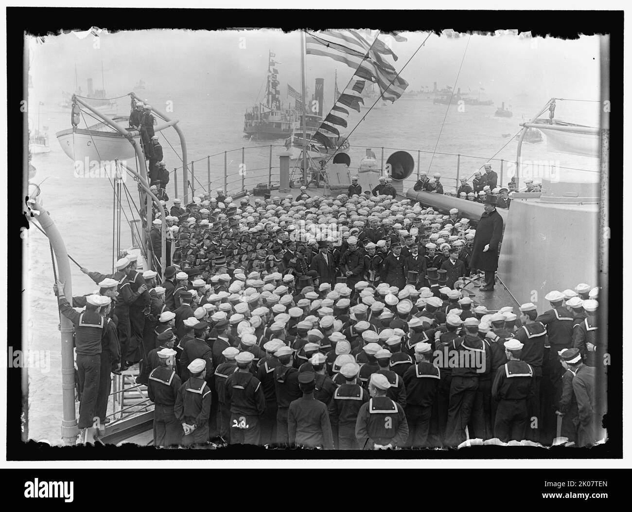 Sailors, between 1909 and 1919. US president Theodore Roosevelt addresses sailors on board a battleship. Stock Photo
