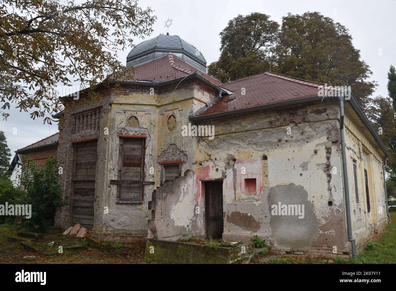 the town of Vukovar in Eastern Croatia, Slavonia, Srijem, by the Danube river, traces of war 1991: the small synagogue at the Jewish graveyard Stock Photo