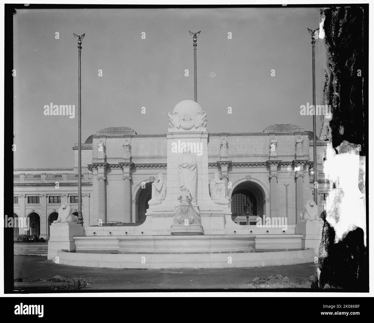 Columbus Memorial, with front of Union Station, between 1910 and 1920. Stock Photo