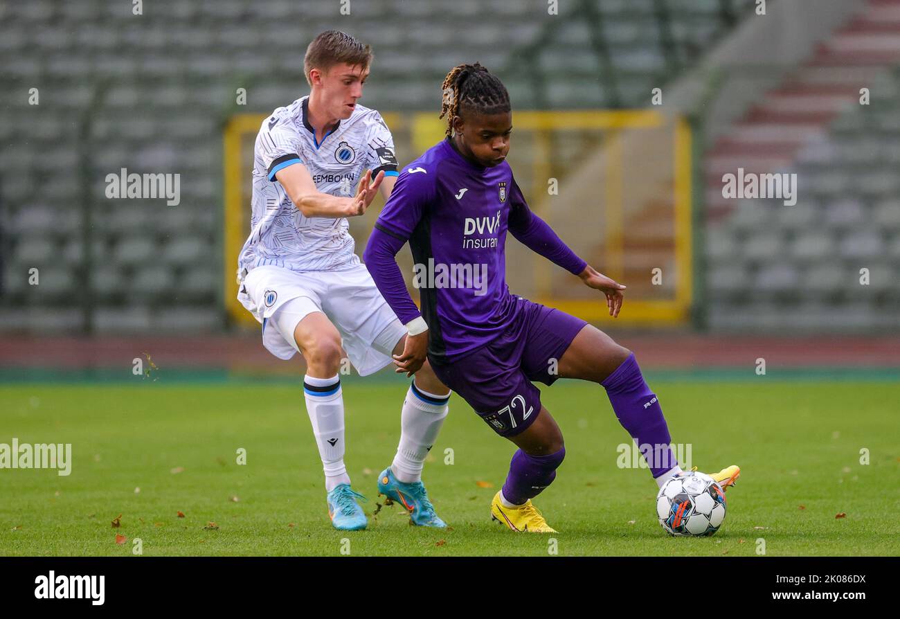 Deinze's Gaetan Hendrickx and RSCA Futures' Agyei Enock fight for the ball  during a soccer match between RSC Anderlecht Futures and KMSK Deinze,  Sunday 14 August 2022 in Anderlecht, on day 1