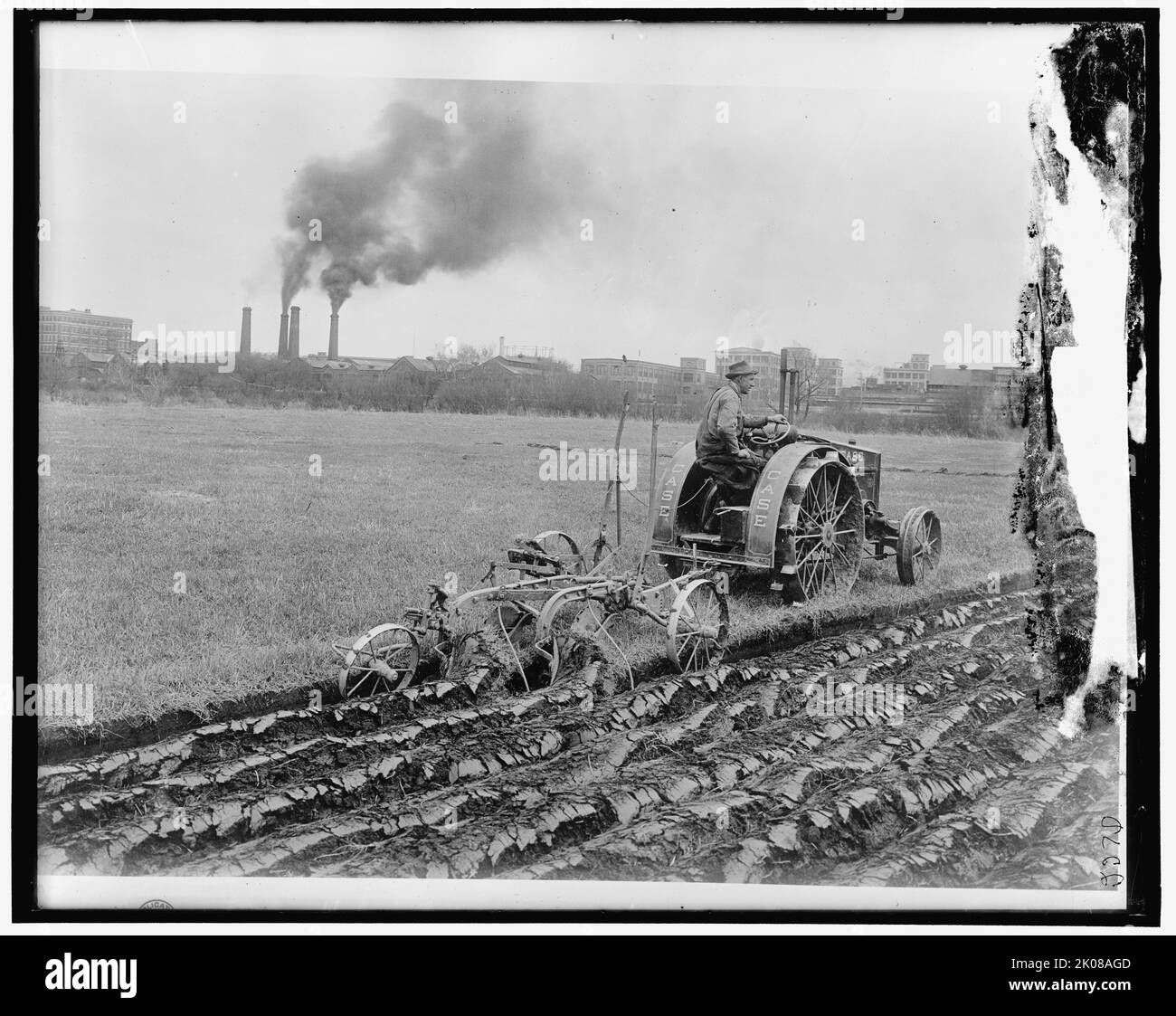 Food Garden Commission, between 1910 and 1920. USA. Farmer ploughing with a Case tractor. Stock Photo