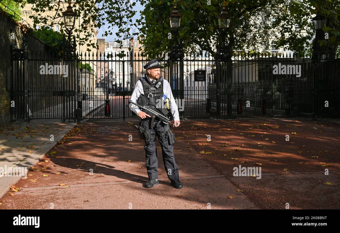 London UK 10th September 2022 - Police security in London near Buckingham Palace  as Charles III was formally proclaimed as king today at 11am : Credit Simon Dack / Alamy Live News Stock Photo