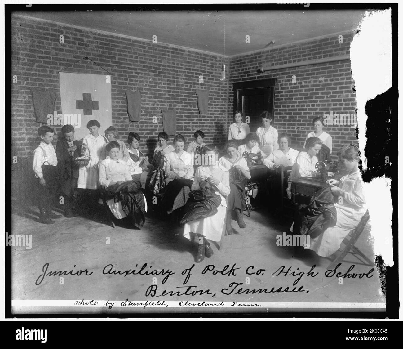 Red Cross: Junior Auxiliary of Polk Co. High School, Benton, Tennessee, between 1910 and 1920. Stock Photo