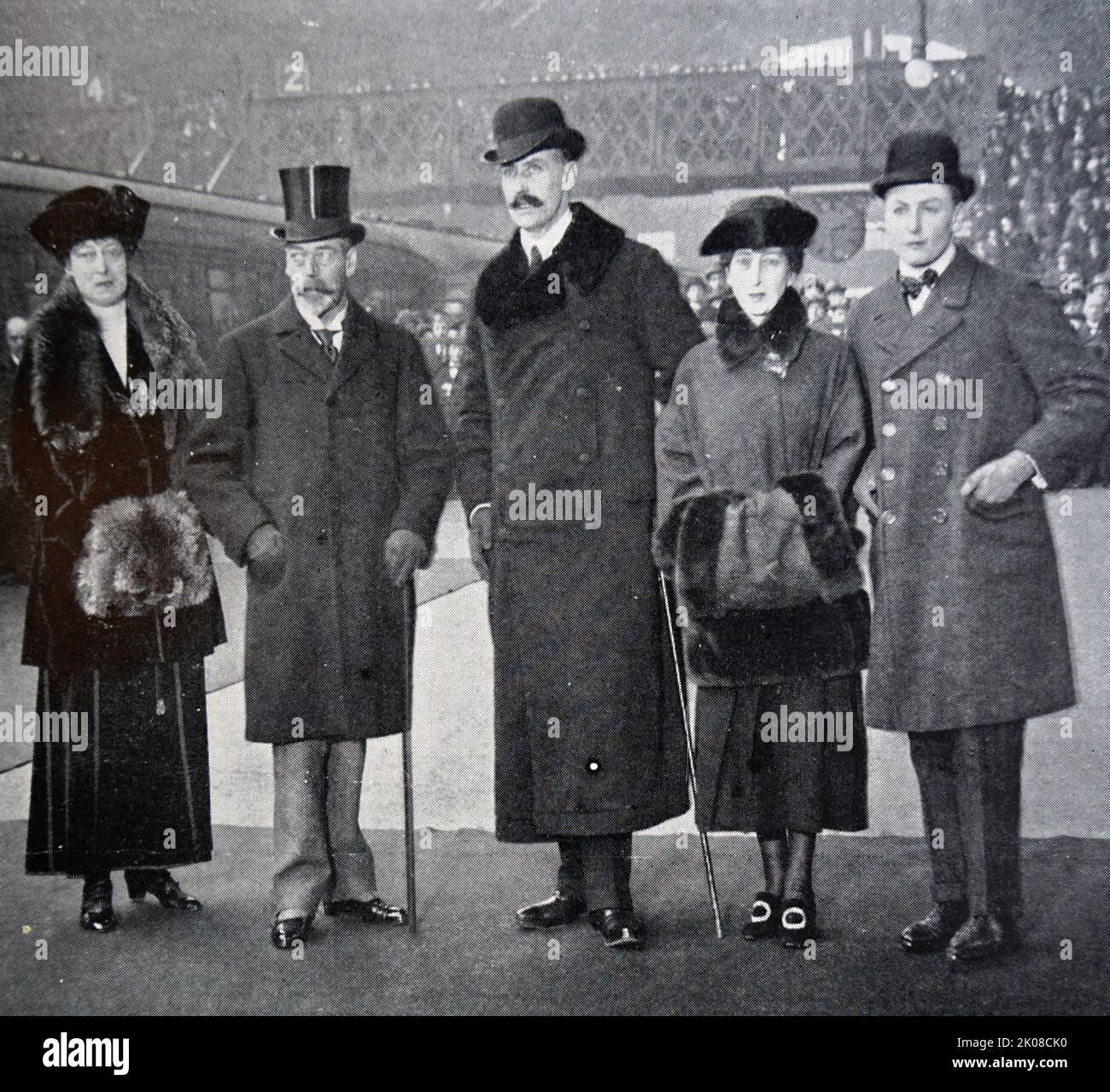 King George welcoming the King of Norway at King's Cross in 1921. Left to right: Princess Victoria, King George, King Haakon, Queen Maud and Prince Olaf Stock Photo