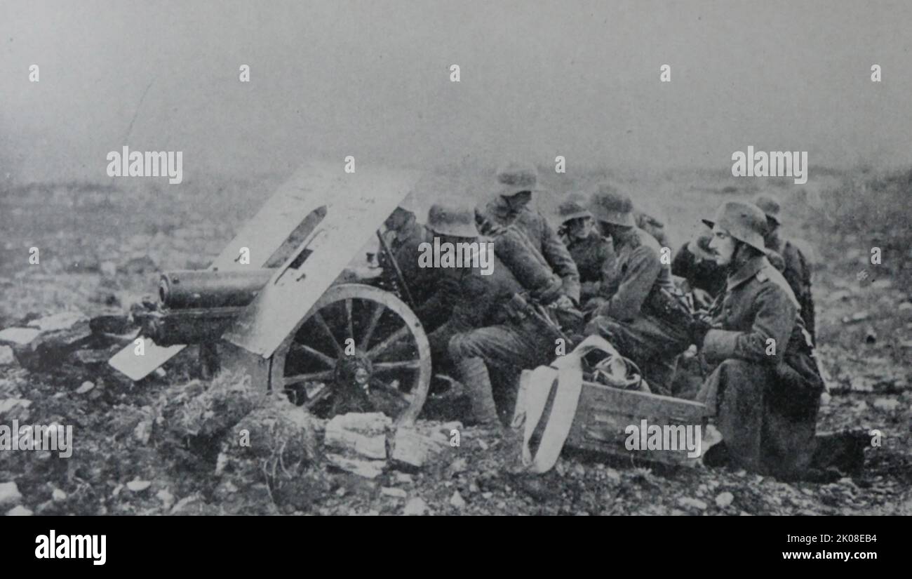 German Field Gun on the Western Front during World War I. Black and white photograph of German troops using the field gun Stock Photo