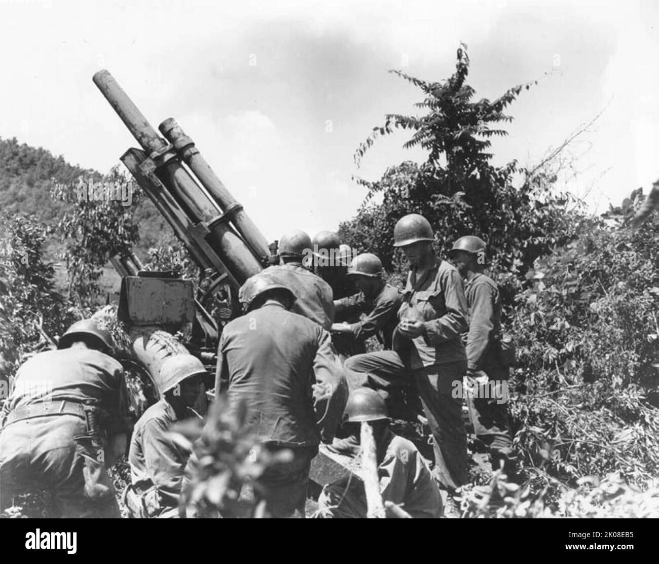 U.S. Army artillery crew checks their equipment near the Kum River, South Korea, July 15, 1950. Stock Photo