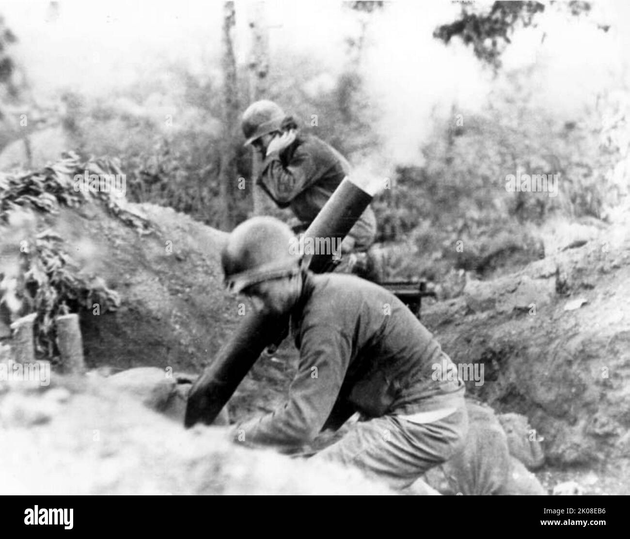 An American mortar crew fires on the Communist North Korean invaders. 11 July 1950. Near Chochiwan, Korea Stock Photo