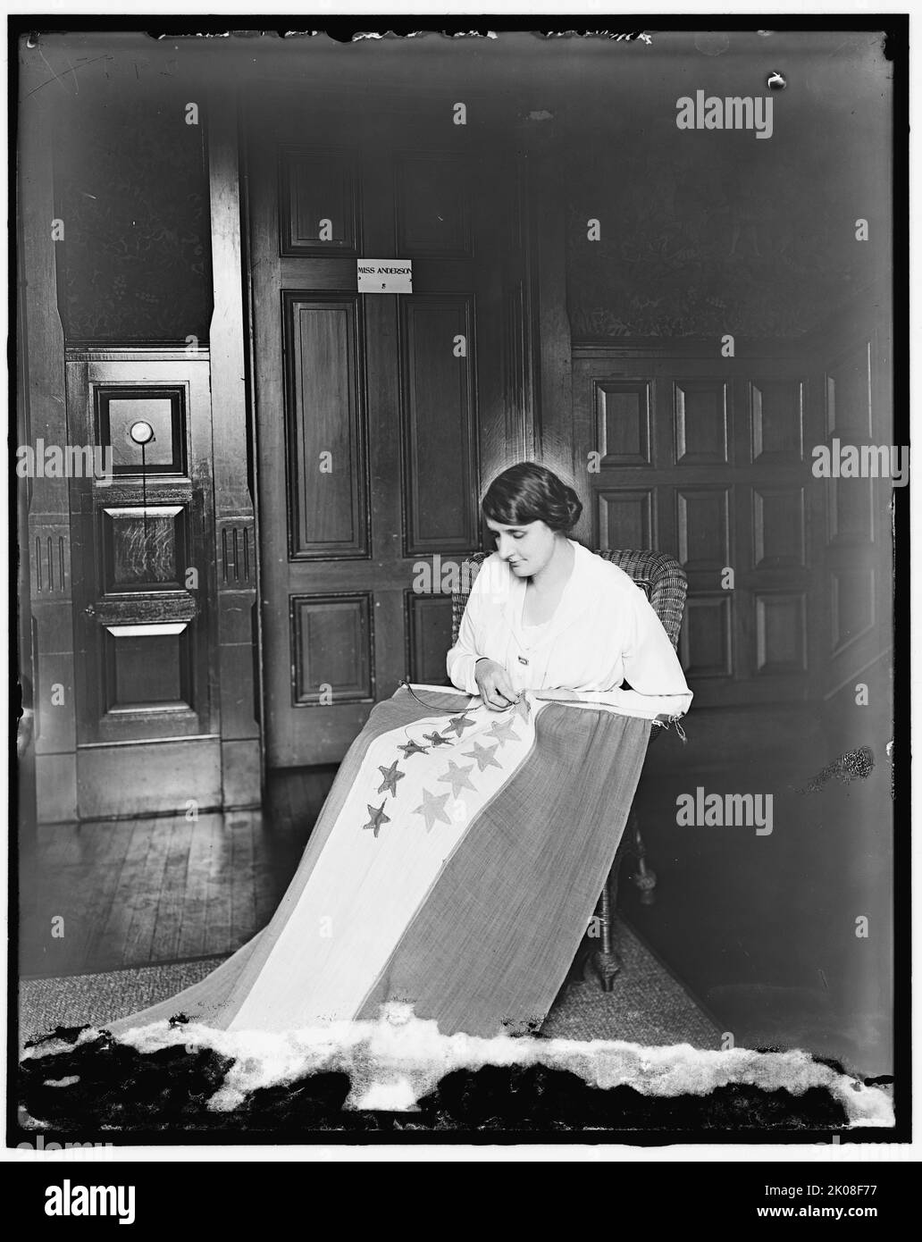 Sewing stars on suffrage flag, between 1910 and 1920. Women in the United States gained the legal right to vote in 1920, with the passing of the 19th Amendment. Stock Photo