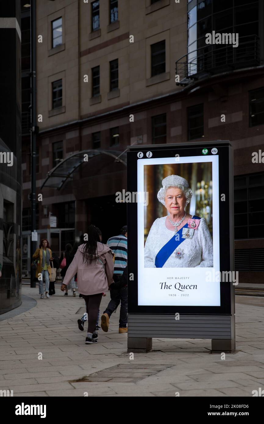 LEEDS, UK - SEPTEMBER 9, 2022.  A street sign or billboard announcing the death of Her Majesty Queen Elizabeth II on the city street Stock Photo