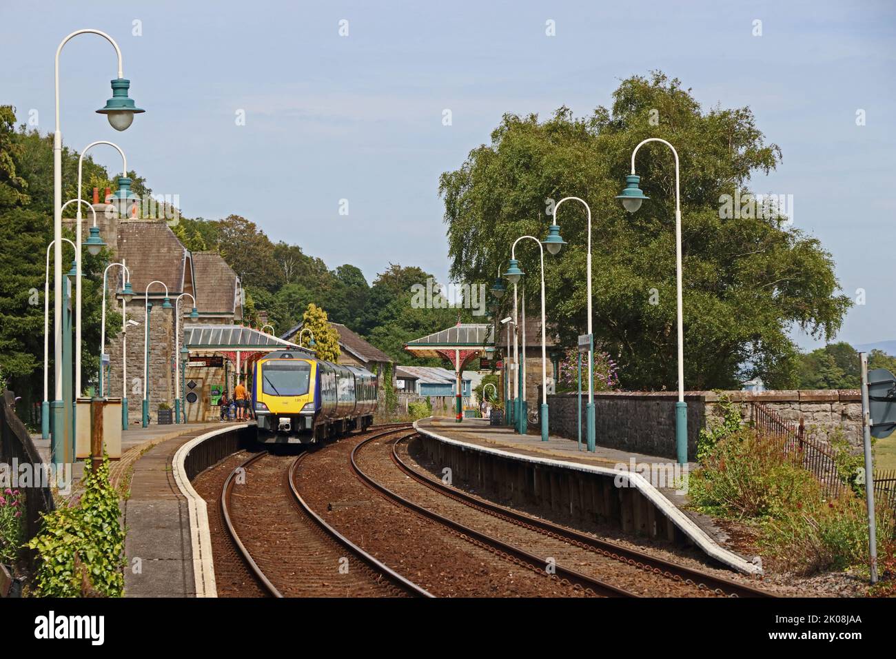 Train standing at Grange-over-Sands railway station Stock Photo