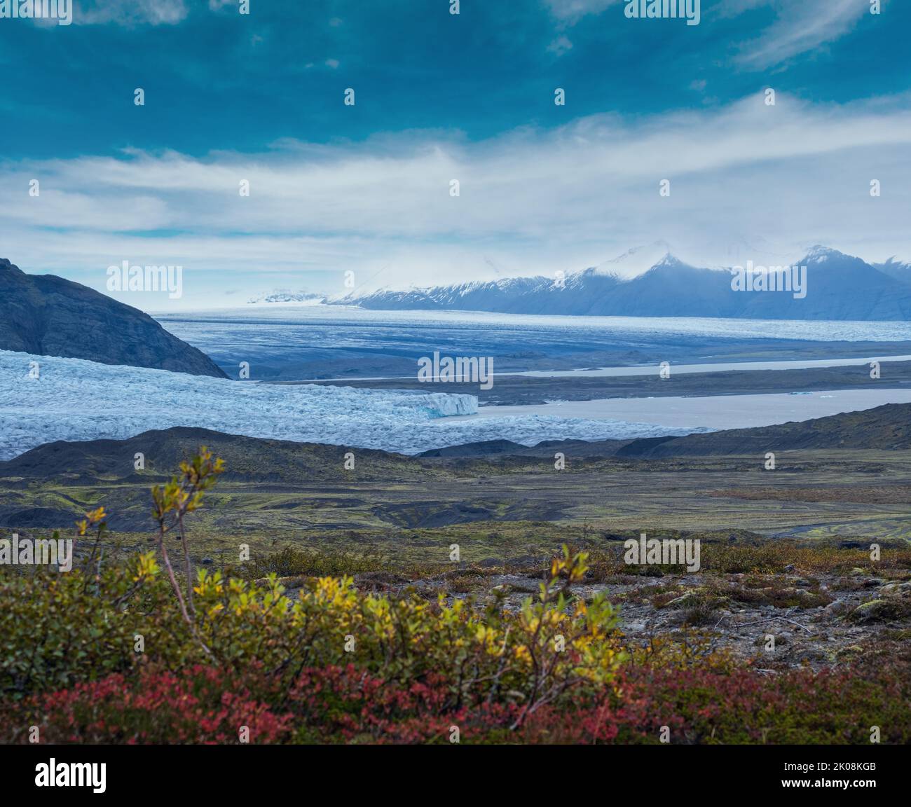 Beautiful autumn view from Mulagljufur Canyon to Fjallsarlon glacier with Breidarlon ice lagoon, Iceland. Not far from Ring Road and at the south end Stock Photo