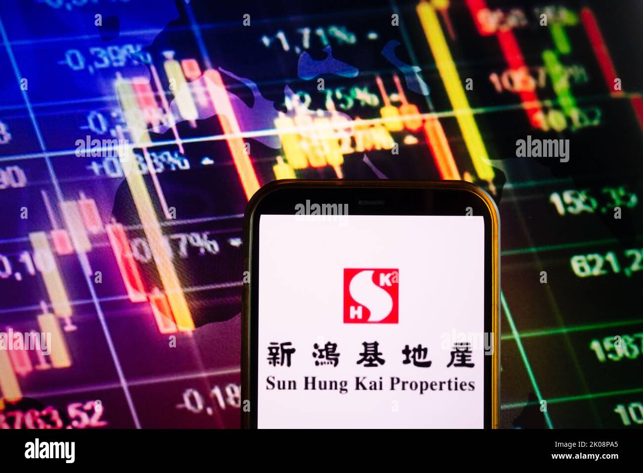 KONSKIE, POLAND - September 10, 2022: Smartphone displaying logo of Sun Hung Kai Properties company on stock exchange diagram background Stock Photo