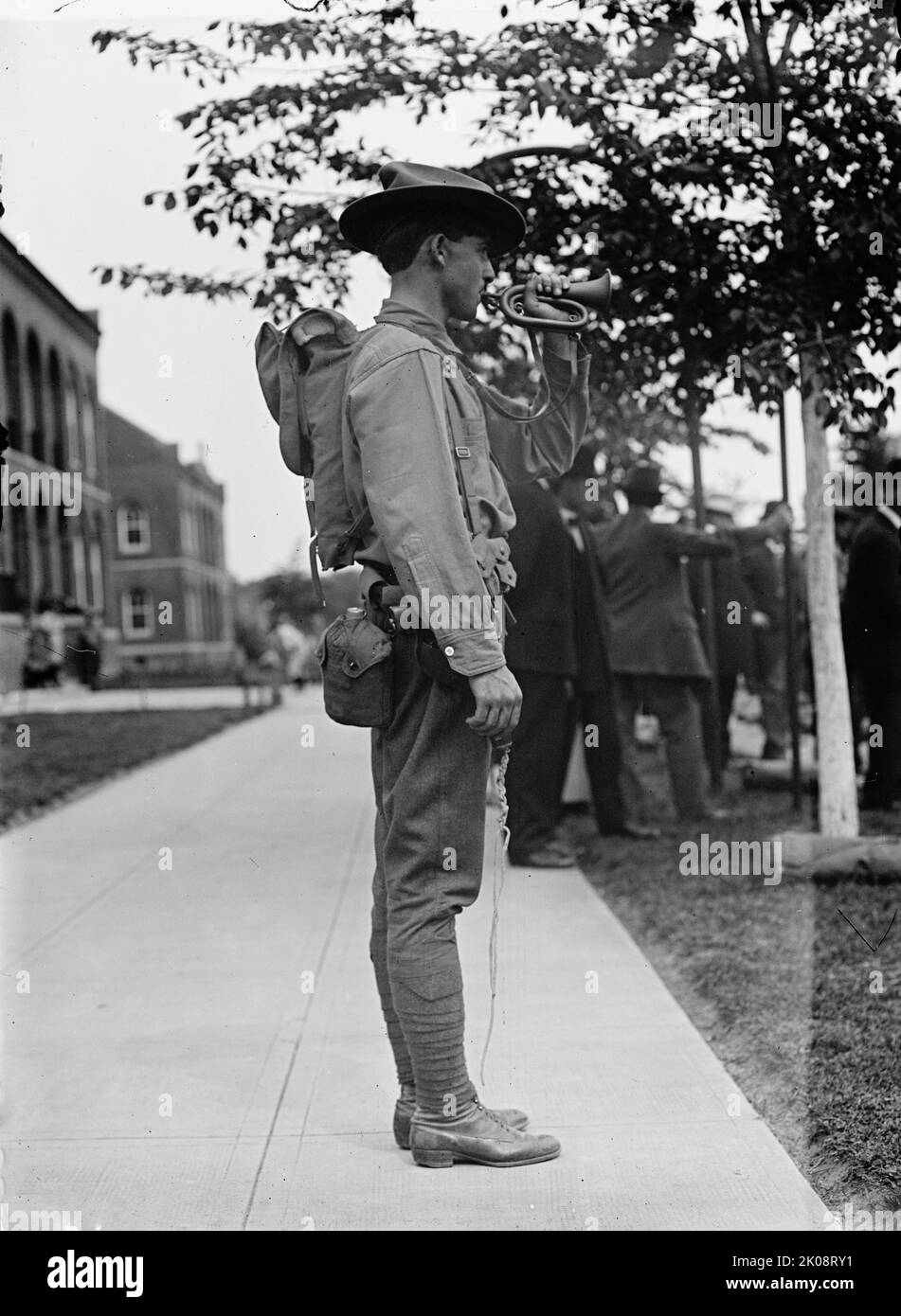 U.S. Army Inspection, 1910. [Bugler with knapsack and water bottle] Stock Photo Alamy