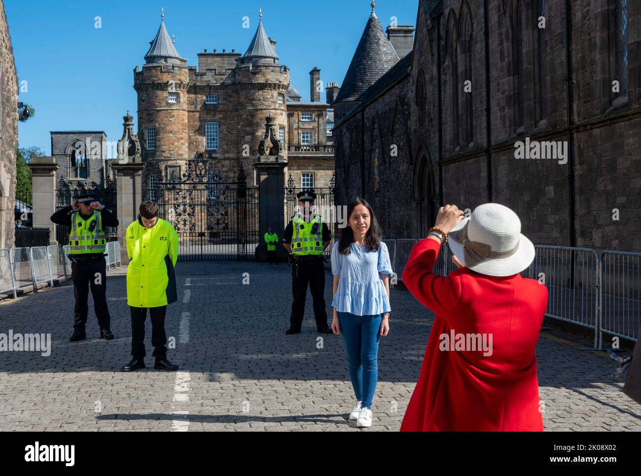 Edinburgh, Scotland. Saturday September 10 2022 Tourists pose for