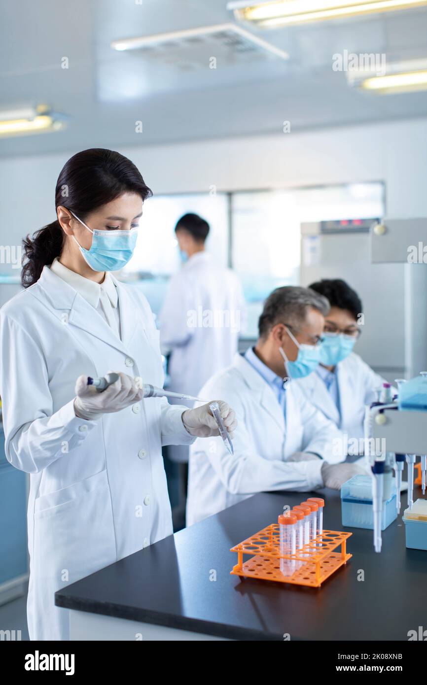 Side view scientists working hi-res stock photography and images - Alamy