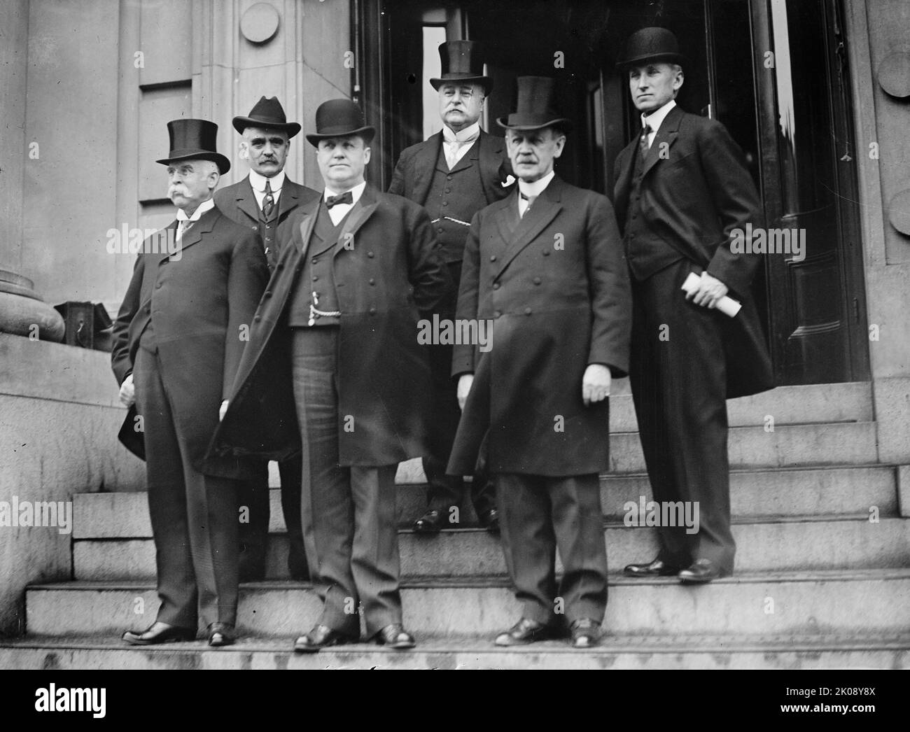 Governors. Jacob Harold Gallinger, Rep. from New Hampshire, Robert P. Bass, Governor of New Hampshire, Left Rear, 1912. [US politicians: Jacob Harold Gallinger, Representative 1885-1889, Senator 1891-1918, (left); farmer and forestry expert Robert Perkins Bass, Governor of New Hampshire 1911-1913]. Stock Photo