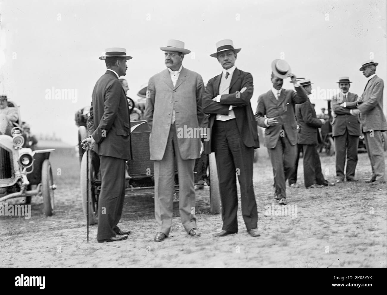 Wright Flights, Fort Myer, Virginia, July 1909 - Spectators: Robert Bacon; Sec. of War Dickinson; Sen. Elihu Root. [The Wright brothers conducted test flights at Fort Myer after the U.S. War Department offered them a $25,000 contract if their Flyer reached a speed of 40 miles per hour]. Stock Photo