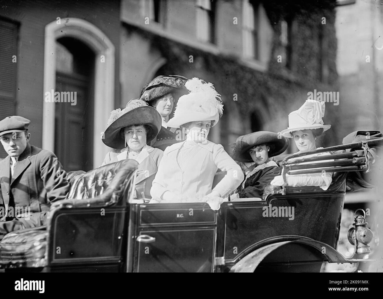 Democratic National Convention - Mrs. Norman E. Mack; Mrs. A.J. Daly of Alaska; Mrs. Thomas Taggart; Miss Mccartney; Mrs. Robert Crain, 1912. [Harriet T. Mack was the wife of editor and publisher Norman E. Mack; Eva Bryant Taggart was married to politician Thomas Taggart]. Stock Photo