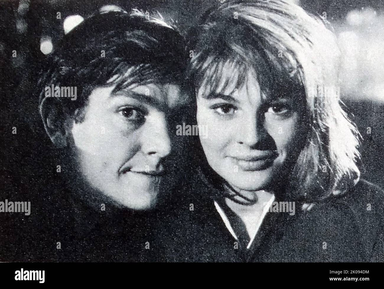 Newspaper review of the 1963 film Billy Liar, photograph of Julie Christie and Tom Courtenay. Stock Photo