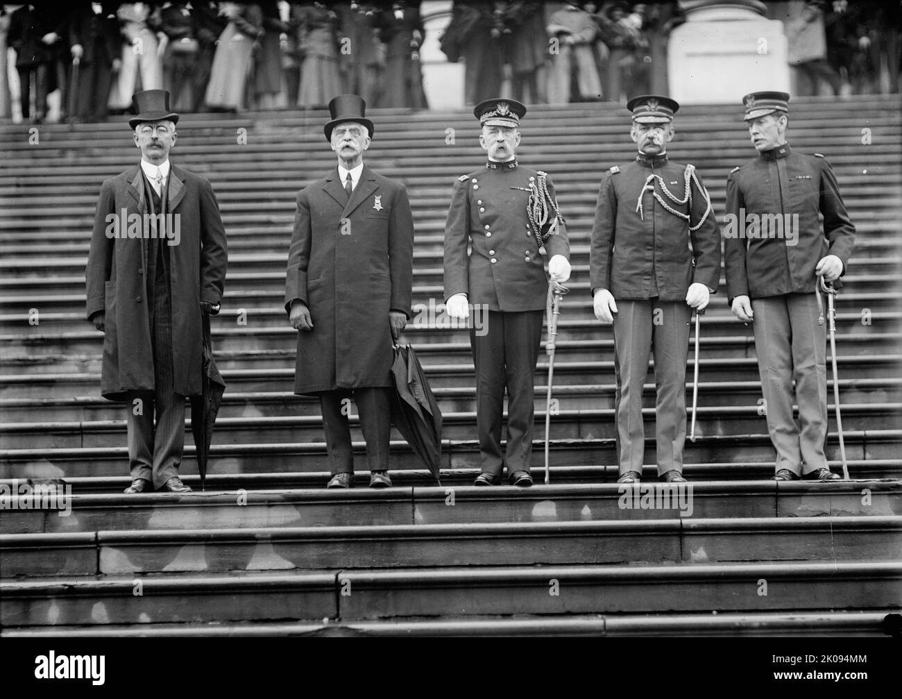Grand Army of The Republic - Unidentified; Acting Secretary of War [Robert Shaw] Oliver; Acting Chief of Staff Matherspoon [sic]; Col. Edwin St. John Greble; Col. Henry T. Allen Reviewing G.A.R. Group, 1910. [Politicians and veterans on the steps of the Capitol Building, Washington, DC. General William Wallace Wotherspoon served as Chief of Staff of the United States Army in 1914. Major General Henry Tureman Allen explored the Copper River in Alaska. The GAR was a fraternal organisation composed of veterans of the Union Army (US Army), Union Navy (US Navy), and the Marines who served in the Am Stock Photo