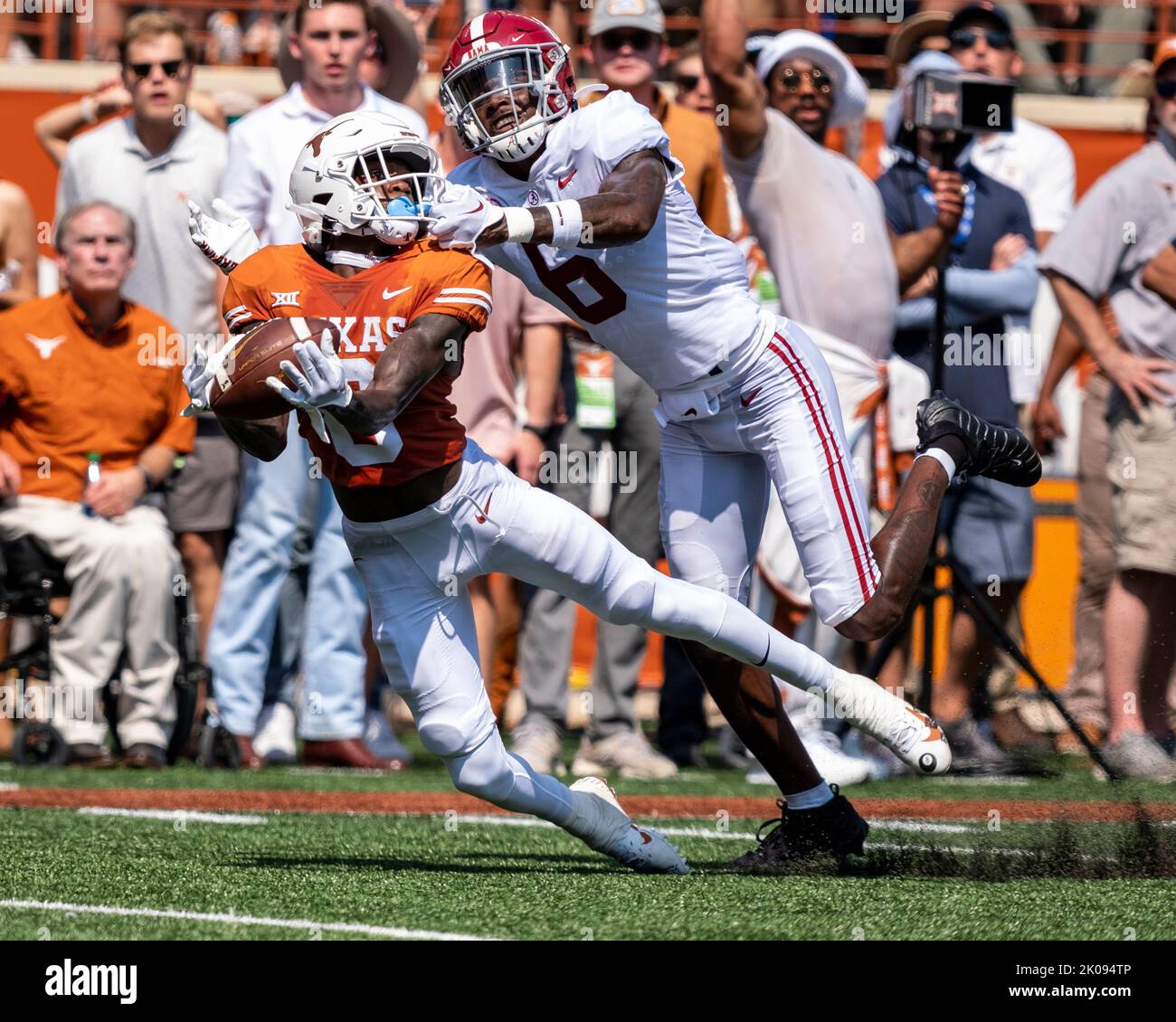 September 10, 2022. TE JaÕTavion Sanders #0 of the Texas Longhorns in action vs the Alabama Crimson Tide at DKR-Memorial Stadium. Texas and Alabama are tied 10-10 at the half. Stock Photo
