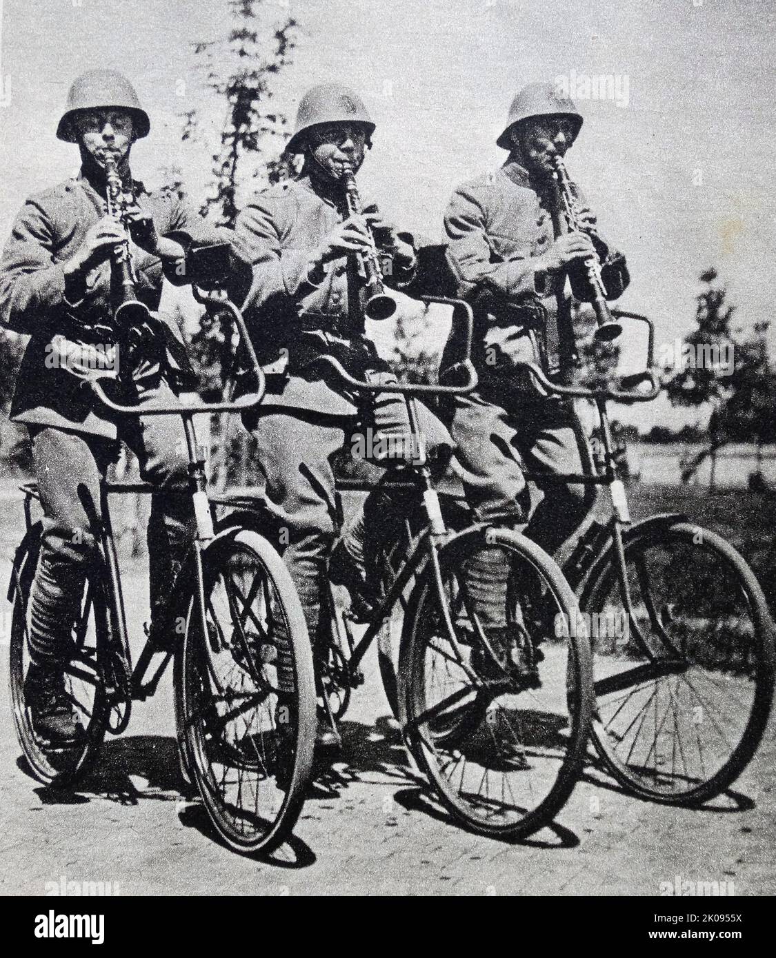 bicycling-bandsmen-of-the-dutch-army-at-the-battalions-headquarters-in-south-holland-news-cutting-2K0955X.jpg