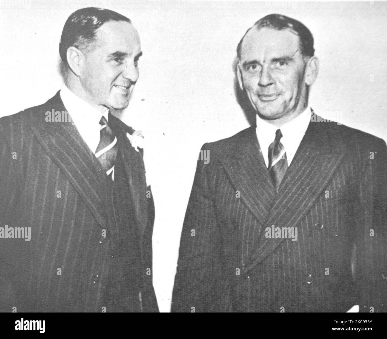 England batsmen Herbert Sutcliffe and Cyril Washbrook. Herbert Sutcliffe (24 November 1894 - 22 January 1978) was an English professional cricketer who represented Yorkshire and England as an opening batsman. Cyril Washbrook CBE (6 December 1914 - 27 April 1999) was an English cricketer, who played for Lancashire and England. From Illustrated news cutting. Stock Photo