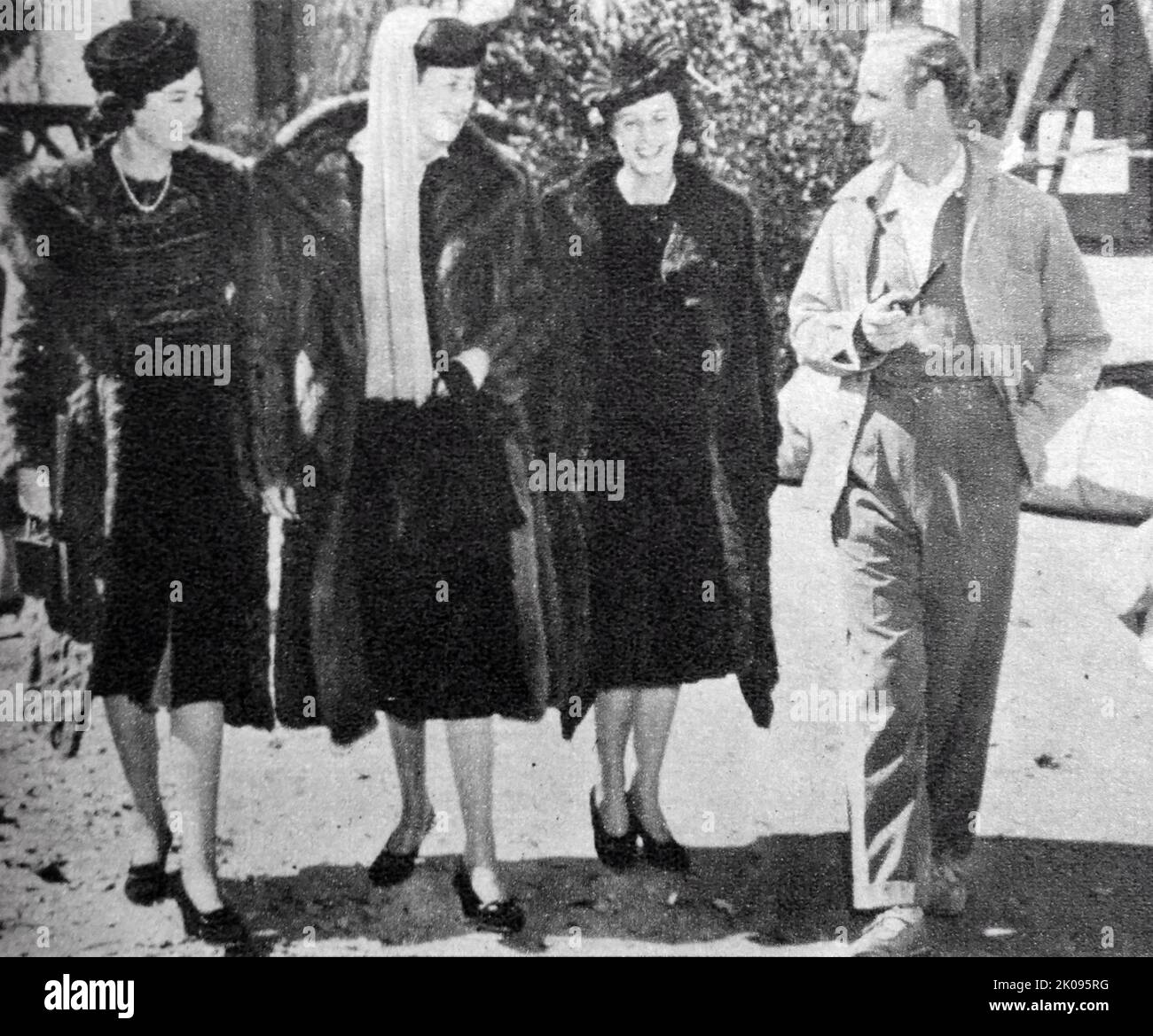 Actor Leslie Howard with the Duchess of Sutherland, Elizabeth Leveson-Gower, and Lady Margaret Egerton on the set of Gone with the Wind. Leslie Howard Steiner (3 April 1893 - 1 June 1943) was an English actor, director and producer. Gone with the Wind is a 1939 American epic historical romance film adapted from the 1936 novel by Margaret Mitchell. Stock Photo