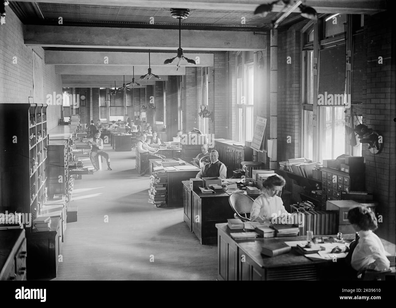 Government Printing office - Views, 1912. Workers in US government office. Stock Photo