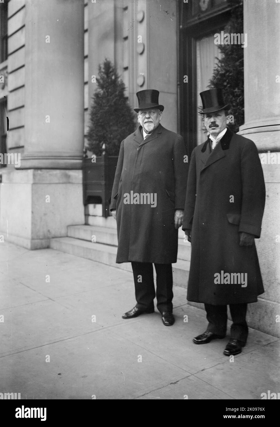 Joseph Maull Carey, Rep. from Wyoming, left, with Governor [Francis E.] McGovern of Wisconsin, 1912. [US politicians Joseph M. Carey, Representative 1885-1890; Senator, 1890-1895; Governor, 1911-1913; lawyer Francis Edward McGovern]. Stock Photo