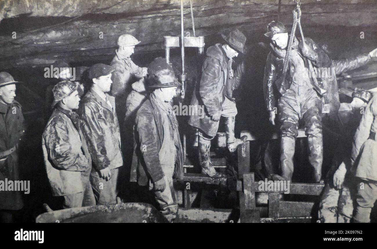 Newspaper report of Floyd Collins stuck in an underground passage near Mamouth Cave, Kentucky in 1925. Photo of miners searching for the boy. Stock Photo