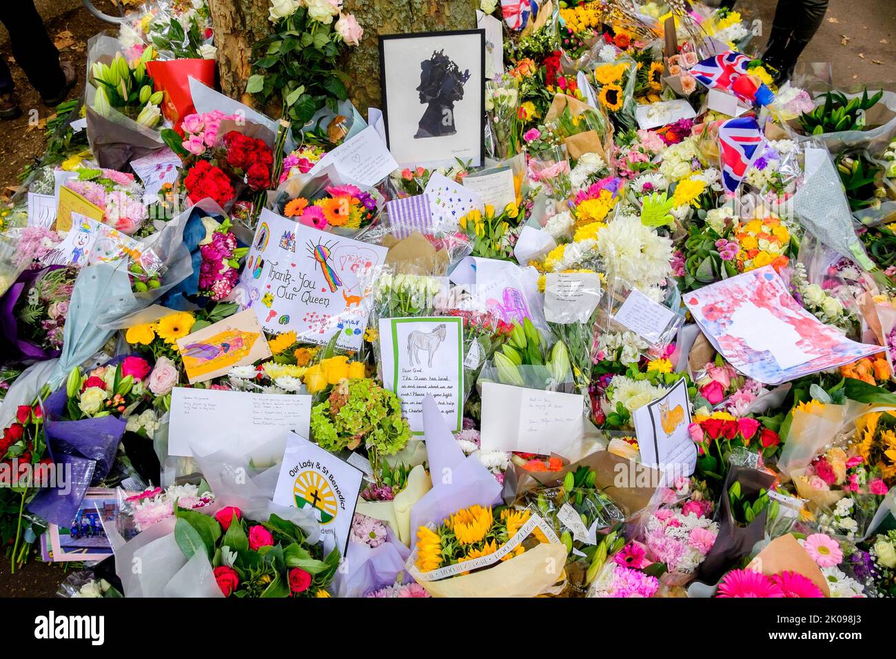 London UK, 10th September 2022. Thousands of floral tributes to Her Majesty Queen Elizabeth II are laid in Green Park, many of them accompanied by messages from adults and children. Stock Photo