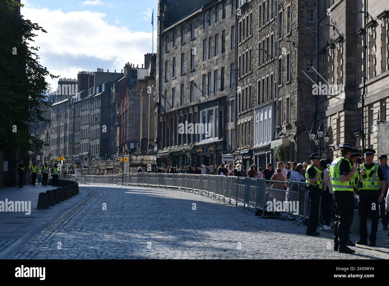 Edinburgh Scotland, UK 10 September 2022. The Royal Mile the day before the arrival of the late Her Majesty Queen Elizabeth II. credit sst/alamy live news Stock Photo