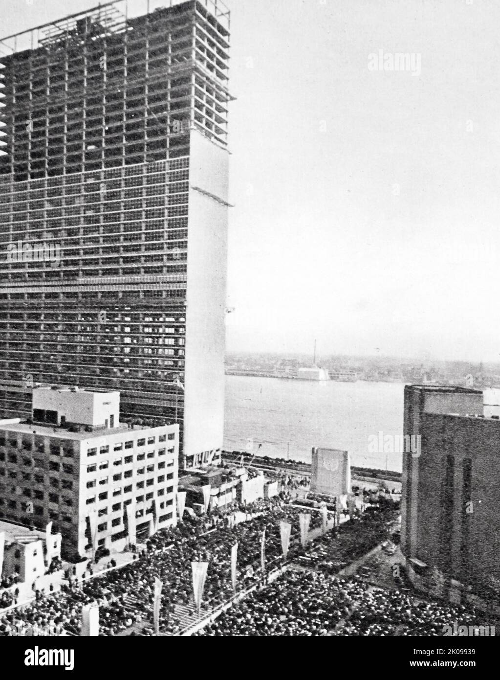 The United Nations Secretariat Building is a 505-foot (154 m) tall skyscraper and the centerpiece of the headquarters of the United Nations, in the Turtle Bay/East Midtown neighborhood of Manhattan in New York City. The groundbreaking ceremony for the Secretariat Building occurred on September 14, 1948. Stock Photo