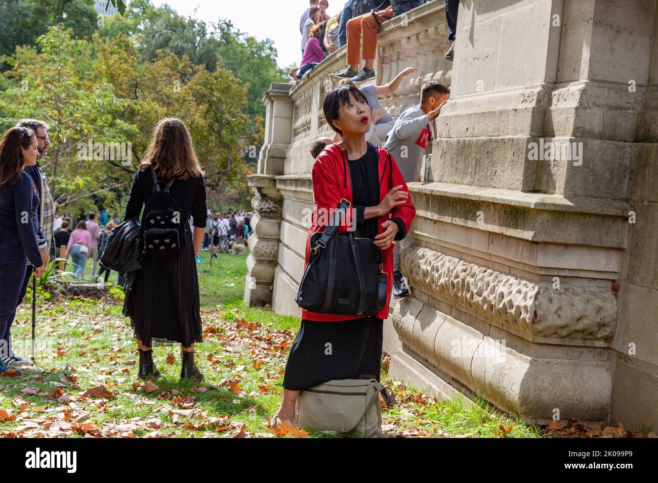2022/09/10. The Mall, London UK. Charles III proclaimed King as the country mourns Queen Elizabeth II who died on 8 September. Well-wishers and mourners gather in the Mall whilst a ceremony is taking place at St Jame's Palace to proclaim the new monarch. Stock Photo