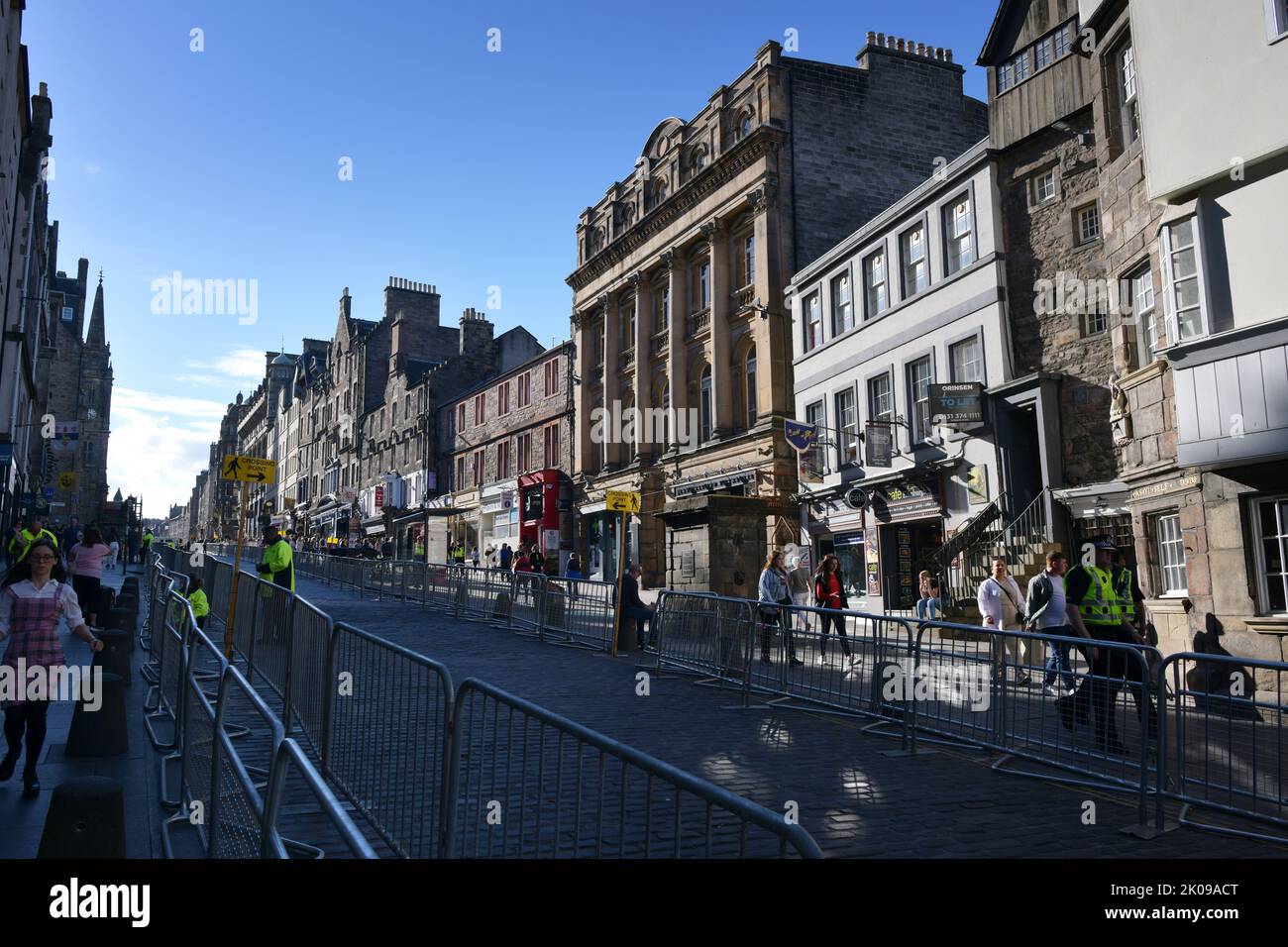 Edinburgh Scotland, UK 10 September 2022. The Royal Mile the day before the arrival of the late Her Majesty Queen Elizabeth II. credit sst/alamy live news Stock Photo