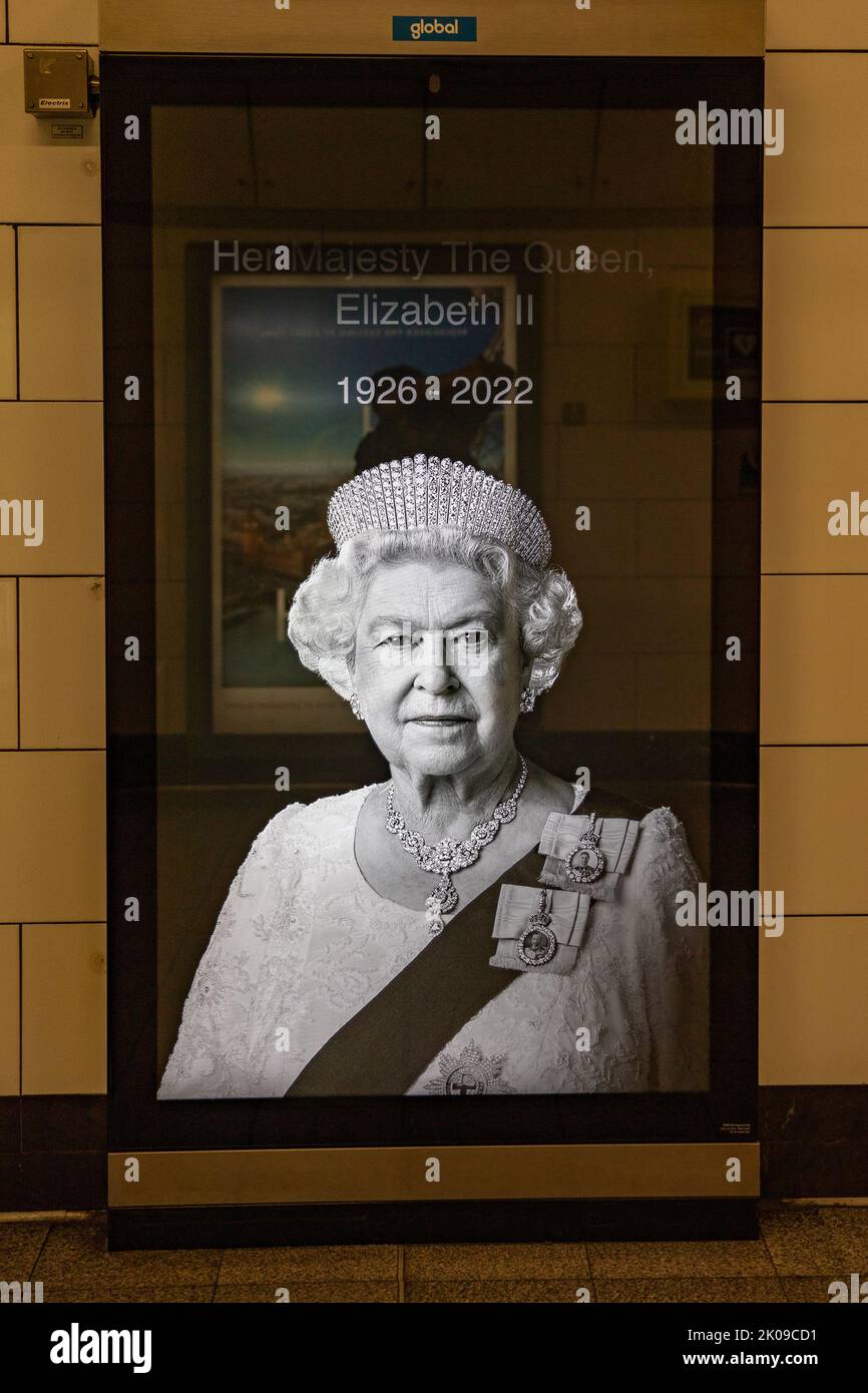 2022/09/10. The Mall, London UK. Charles III proclaimed King as the country mourns Queen Elizabeth II who died on 8 September. Well-wishers and mourners gather in the Mall whilst a ceremony is taking place in St Jame's Palace to proclaim the new monarch. Stock Photo
