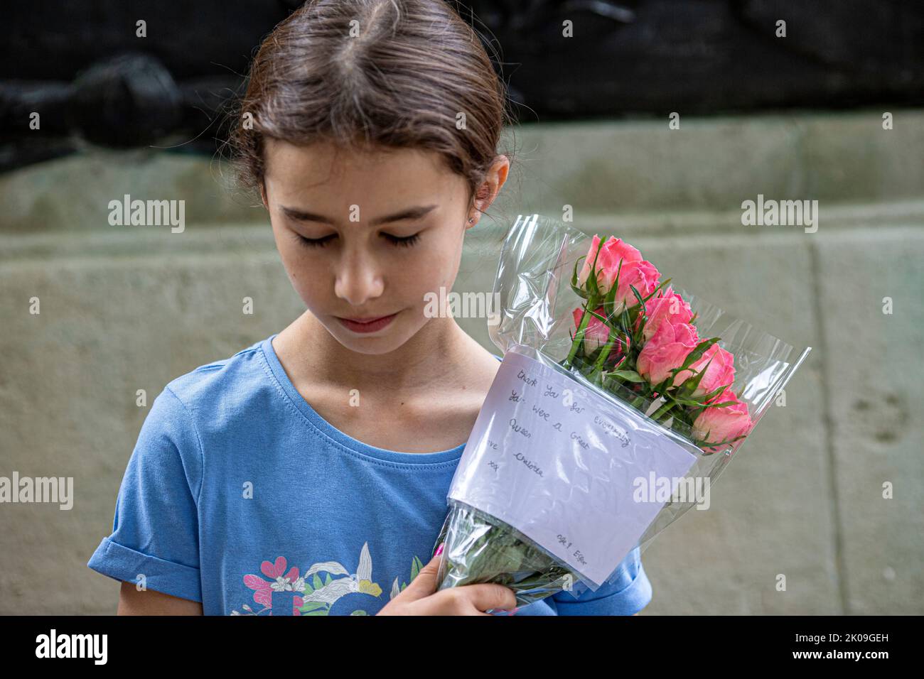 London UK 10th September 2022 - A young girl, brings flowers with message - Mourners gather at Buckingham Palace placing flowers and paying their respects - Queen Elizabeth the second died yesterday in her Platinum Jubillee year at Balmoral Castle. Photo Horst A. Friedrichs Alamy Live News Stock Photo