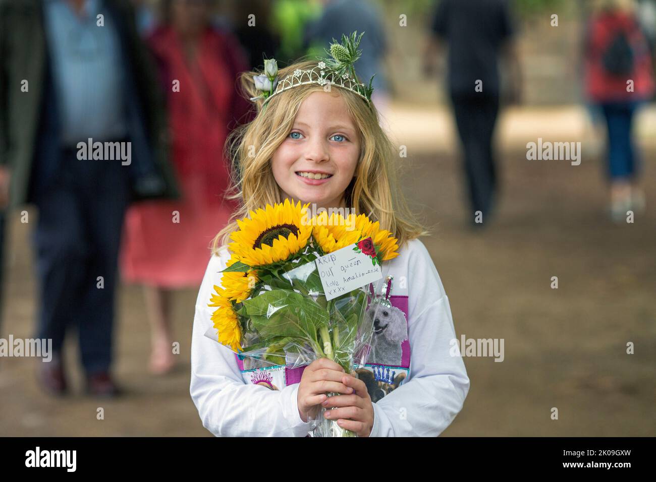 A young girl, Amelia-Rose, brings flowers with message , RIP our Queen - Mourners gather at Buckingham Palace placing flowers and paying their respects - Queen Elizabeth the second died yesterday in her Platinum Jubillee year at Balmoral Castle. Photo Horst A. Friedrichs Alamy Live News Stock Photo