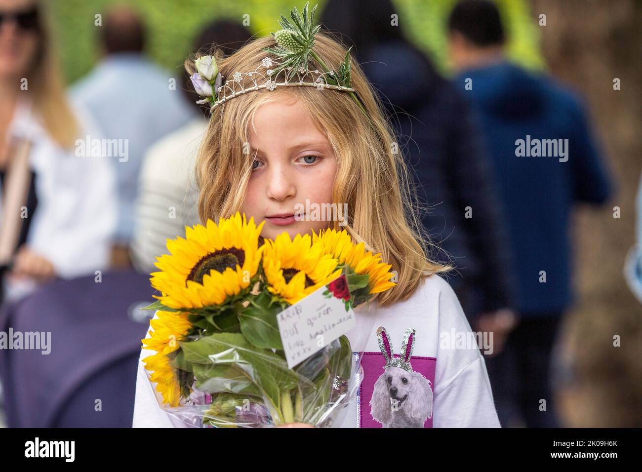 London UK 10th September 2022 - A young girl, Amelia-Rose, brings flowers with message , RIP our Queen - Mourners gather at Buckingham Palace placing flowers and paying their respects - Queen Elizabeth the second died yesterday in her Platinum Jubillee year at Balmoral Castle. Photo Horst A. Friedrichs Alamy Live News Stock Photo