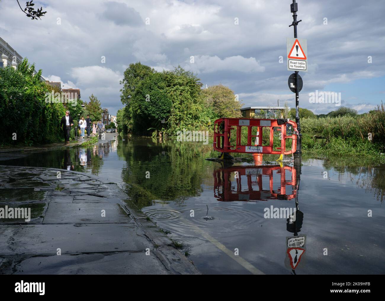 London, England, UK. 10th Sep 2022. Bubbles form ripples in flooded Thames bank road in Chiswick, west London, after thunderstorms. Cristina Massei/Alamy Live News Stock Photo