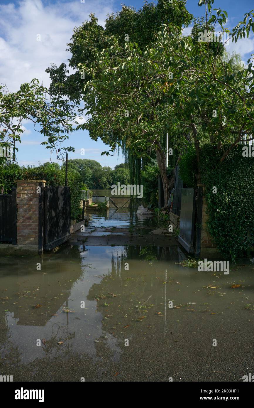 London, England, UK. 10th Sep 2022. Water invading the road on the Thames river bank after thunderstorms in Chiswick, West London. Cristina Massei/Alamy Live News Stock Photo